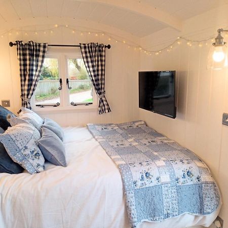 Yew Tree View Luxury Shepherd'S Hut Sturminster Newton Exterior photo
