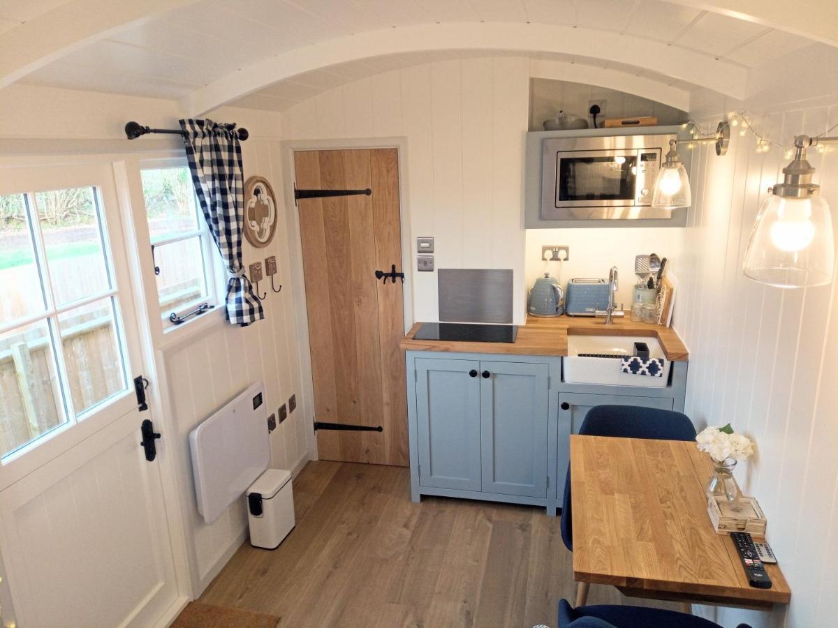 Yew Tree View Luxury Shepherd'S Hut Sturminster Newton Exterior photo